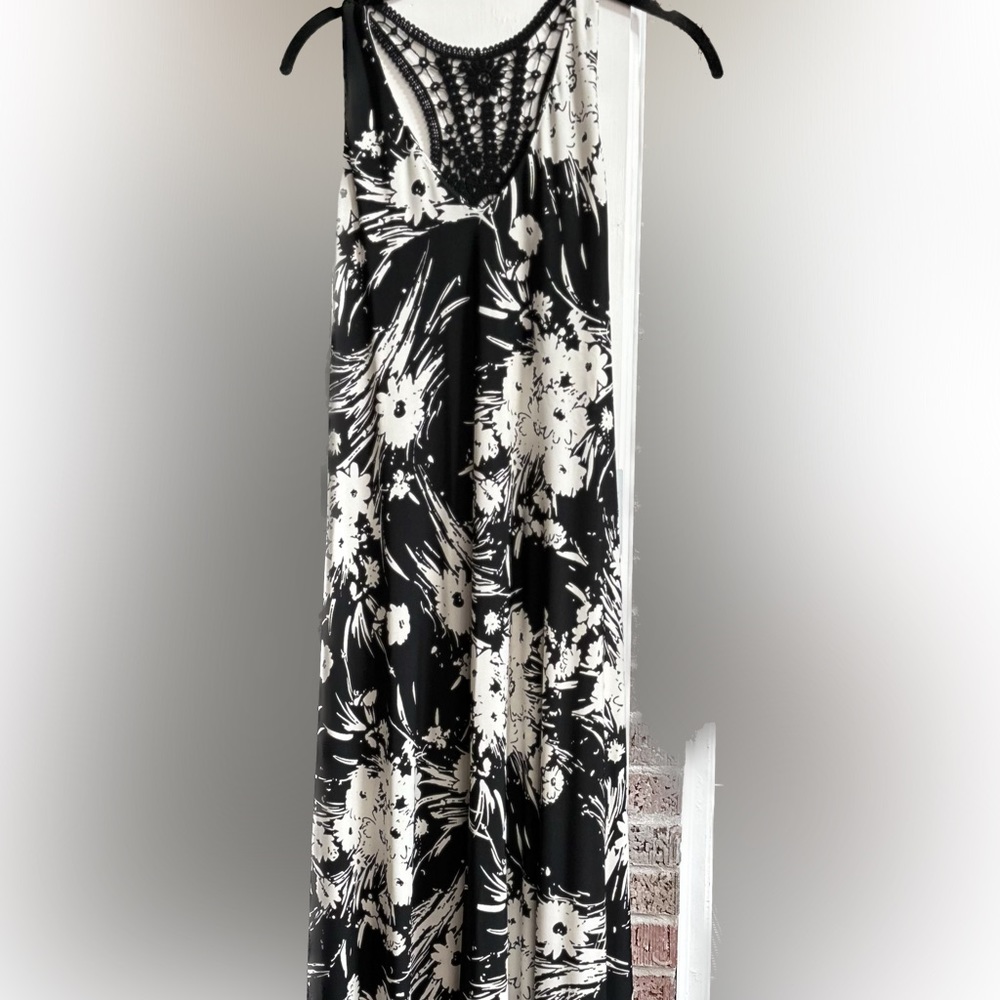 Nordstrom Maxi dress with crochet detail in back Size medium. Black /Ivory